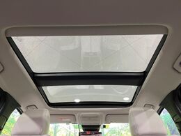 【パノラマルーフ】大型のガラスルーフ搭載で車内の解放感が一気にアップ！開放的なドライブをお楽しみいただけます。