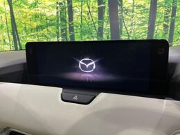 【12インチマツダコネクト】車内の雰囲気にマッチした大型ディスプレイ。スマホ接続でのナビ使用やBluetooth再生等、様々な機能が楽しめます。直感的なダイヤル操作が可能で、使い勝手も良好です。