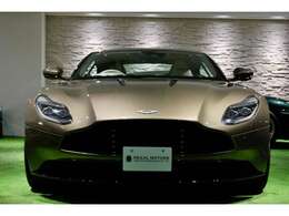 DB11ロゴ型押しヘッドレストディテール、アーデングリーンカラー、ヒーテッド＆ベンチレーテッドシート