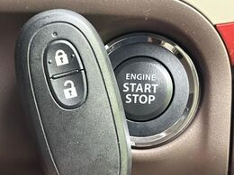 【キーレス】少し離れた場所からでもボタン一つでドアの開錠・施錠ができるのでとっても便利！ドアの鍵穴周りに傷をつけることもありません♪