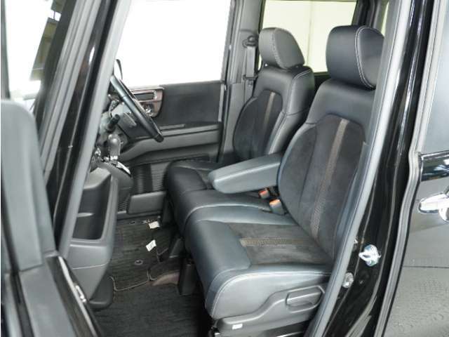 運転席と助手席は足元が繋がっているので自由に行き来しやすいので駐車場が狭いときでも助手席側からスムーズに乗り降りできて便利！