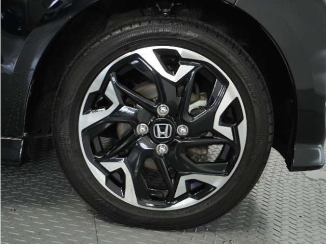 アルミホイール装着車です！これで足元まわりもおしゃれにきまります！