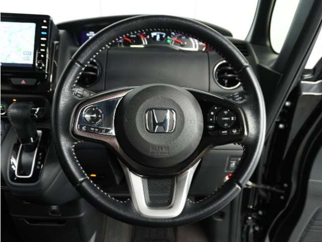 【Honda SENSING】 カメラ等装置で精度の高い検知能力を発揮、安全運転を支援します。ステアリング上のコントローラーに注目！
