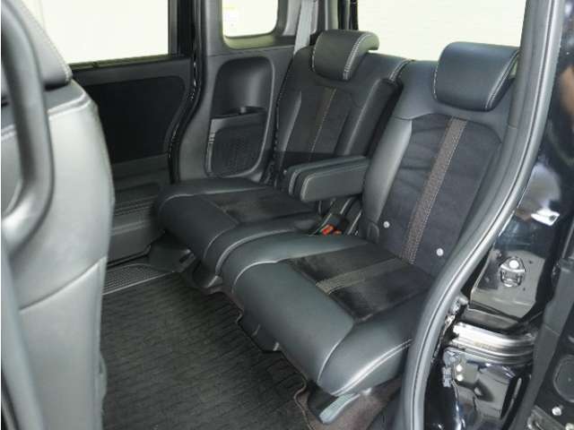 家族やご友人とBBQに行くとき、楽しさは道中の車内から始まっています！このベンチシートに座って、みんなで和気あいあい盛り上がりましょう！