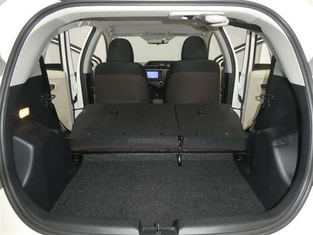 【シートアレンジ可能】ゆとりあるワイドな車内空間は、ドライブを始め買い物やレジャーなど、幅広く活躍します。一人でもみんなとでもお出かけを楽しみましょう！