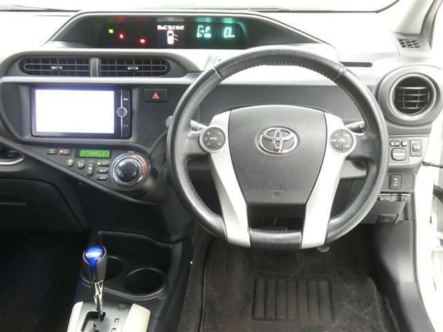 【徹底洗浄クリーニング実施済】運転席からの視界はこんな感じです☆お気軽にご来店いただき、実際に座って是非お確かめください。ドライバーに寄り添う快適な操作フィールをもたらすステアリングです。