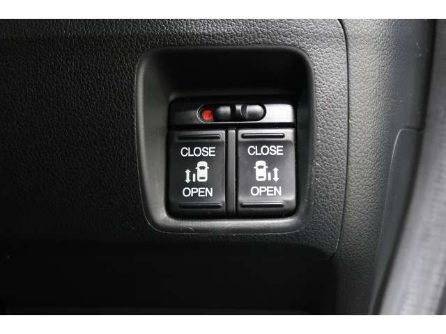 ◆◆両側電動スライドドア！！荷物で手が塞がる時など簡単にドアの開閉が出来ます！何より力いらずで開閉OK！女性やお年寄りにも優しい♪電動機能はOFFにもできますから元気なお子様の駆け出しも安心！