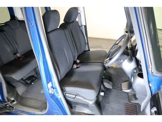フロントシートはベンチシートタイプ♪　センターには格納式アームレストも付いています！！室内空間は広々で移動も楽々です♪狭い駐車空間など助手席ドアから出たい時にも大変便利ですよ♪