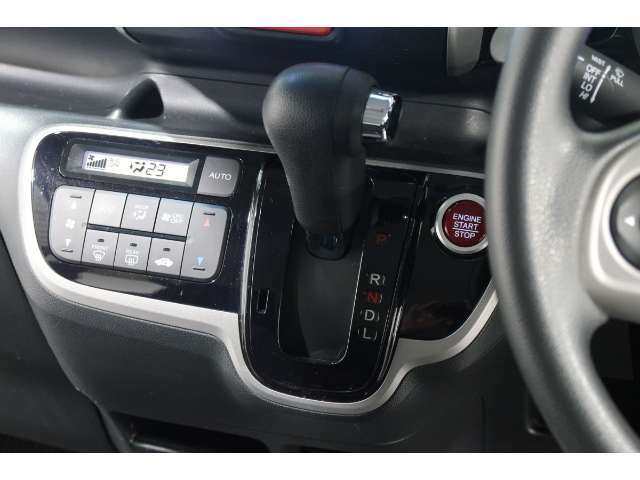 インパネシフトだから視線の移動も少なく足元もスッキリ♪運転席もゆったりしているのでゆとりを持ってドライブできますね！