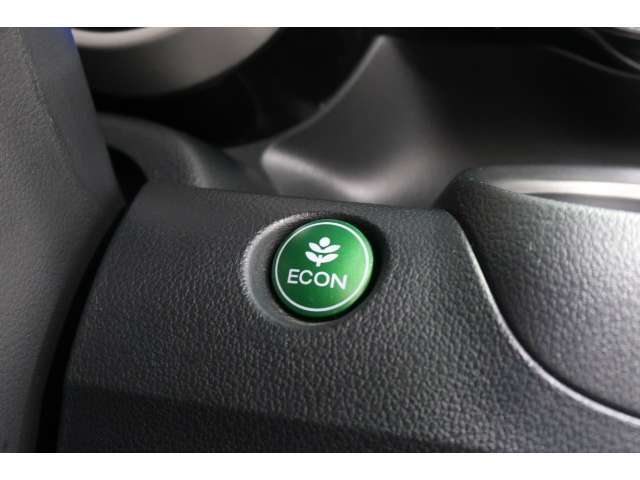 葉っぱマークのECONスイッチ！スイッチをONにするだけで、エンジンやエアコンなどを協調制御。燃費の向上に貢献します！