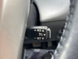 【クルーズコントロール】高速道路もラクラク走行。アクセルを離しても一定速度で走行ができ、長距離運転時の負担を軽減！加速・減速も簡単なスイッチ操作で調整できます。