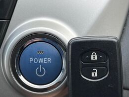 【スマートキー】カバンやポケットに入れたままでもドアの施錠・解錠が可能なスマートキーを装備。エンジンのオン・オフ時もカギを取り出す必要が無いからとっても便利です♪