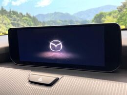 【10.25インチマツダコネクト】車内の雰囲気にマッチした大型ディスプレイ。スマホ接続でのナビ使用やBluetooth再生等、様々な機能が楽しめます。直感的なダイヤル操作が可能で、使い勝手も良好です。