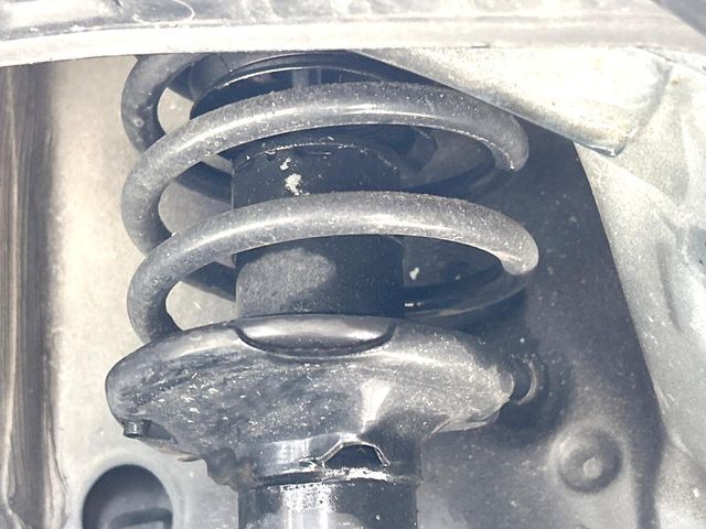 お車を安心してお乗りいただく為には、足回りの定期点検が欠かせません。サービスサポート（有償保証）では無料点検もご提供しており、安心のカーライフをお過ごしいただけるサポート体制が整っています。