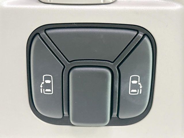 【両側スライドドア】駐車場で隣の車との間隔が狭く乗りにくい時、スライドドアなら安心！ドアオープン時も幅を取らず、開口部が広いので乗り降りがとっても簡単です。大きな荷物の出し入れも後席から可能♪