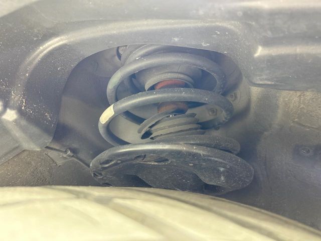 お車を安心してお乗りいただく為には、足回りの定期点検が欠かせません。サービスサポート（有償保証）では無料点検もご提供しており、安心のカーライフをお過ごしいただけるサポート体制が整っています。