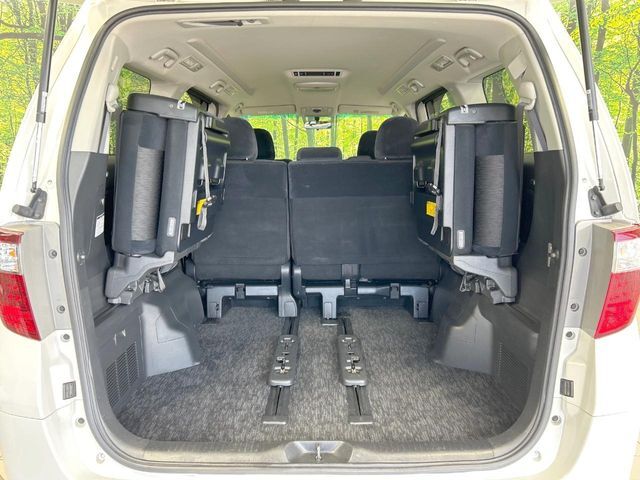 普段のお買い物や通勤、送迎等に十分な荷室スペースを確保しております。セカンドシートを倒すと、大きな荷物の積載も可能です♪