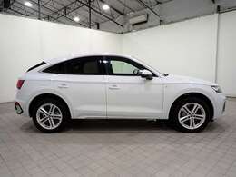 リヤサイドウインドーの後方に小さな三角形の窓を設けた「6ライトキャビン」も、機能と美しさを両立させるAudiの特徴的なデザインです。