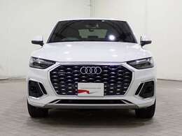 日本人デザイナーの発案によって2005年から採用されている、「シングルフレームグリル」。ひと目でAudiとわかる象徴的なデザインはAudiのブランドイメージを確立しています。