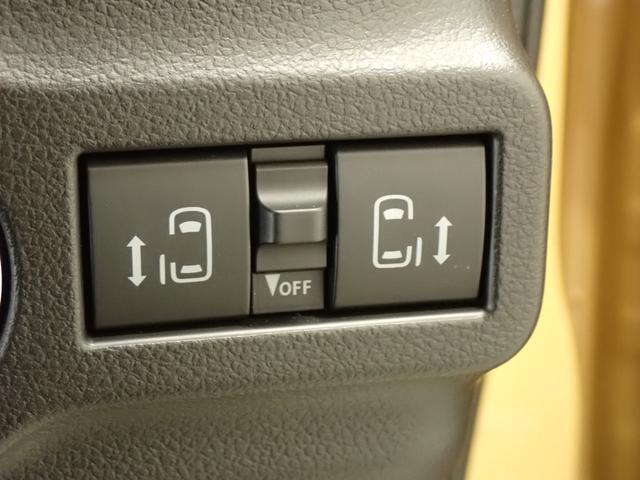 運転席に座ったまま、後席ドアの開閉が可能です。送迎の際などに便利です。