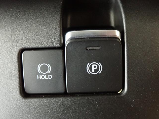 電動パーキングブレーキを採用。シフト操作やアクセルと連動してブレーキが作動/解除されるため　発進がスムーズ♪