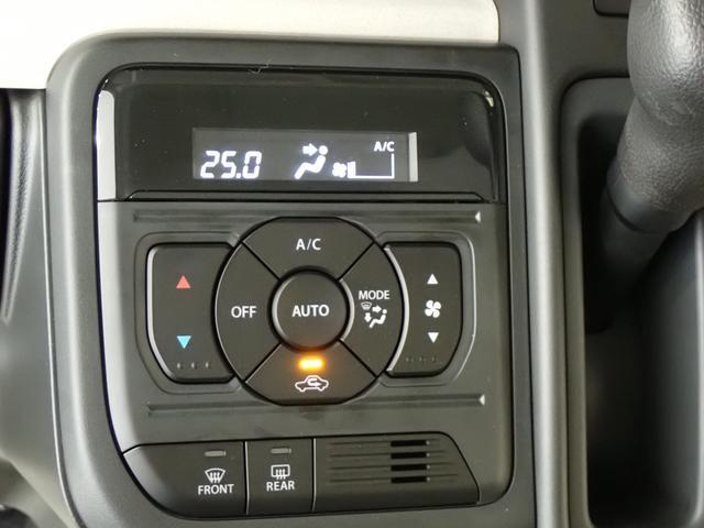 0.5度単位で温度調節ができ、快適空間を保つ　フルオートエアコンを装備しています。