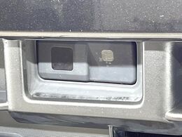 【スマートアシスト】走行中に前方の車両等を認識し、衝突しそうな時は警報とブレーキで衝突回避と被害軽減をアシスト。より安全にドライブをお楽しみいただけます。