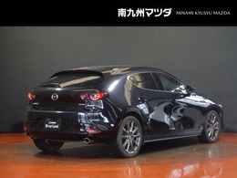 【MAZDA3】光の映り込みだけで、「面のうつろい」を表現し、見る場所、時間、天気によりさまざまな表情を見せ、見るたびに「このクルマにして良かった」と思っていただける車です。洗車も楽しくなります。