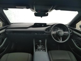 【運転席インテリアデザイン】左右対称のインテリアデザインでドライバーを包み込み運転に集中できるように設計されています。