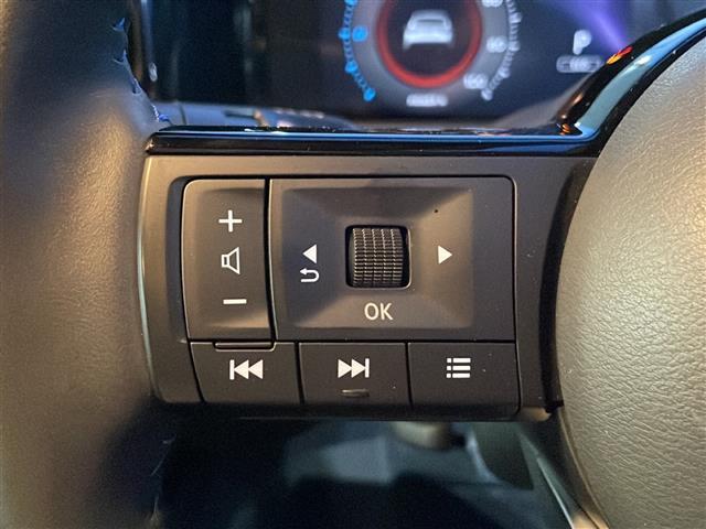 【ステアリングリモコン】運転中でも目線はそのまま、手元のスイッチで安全にオーディオが操作できます。