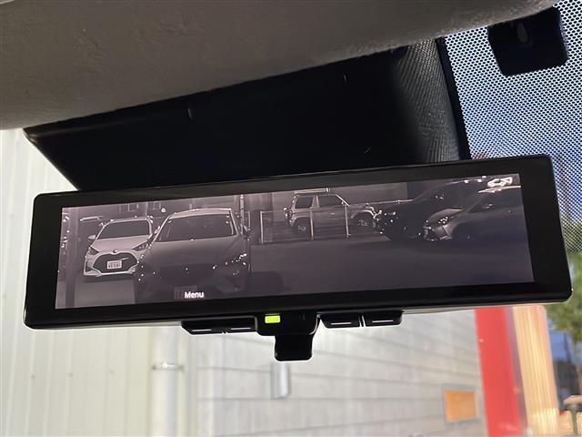 【デジタルインナーミラー】車両後方にカメラを取り付けてインナーミラーに後方映像を表示。後席に同乗者がいても、クルマの後ろを広い範囲で表示します。
