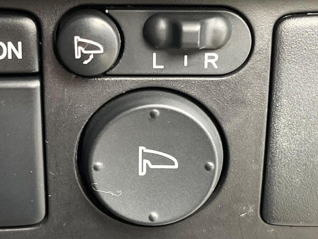 【電動格納ミラー】サイドミラーは電動格納式となっており、狭い駐車場でもキズがつくリスクを抑えられます。