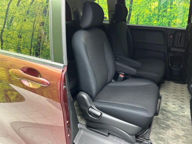 後部座席も気になるようなキズ・汚れやへたり等、大きなダメージはなく、良好な状態です。