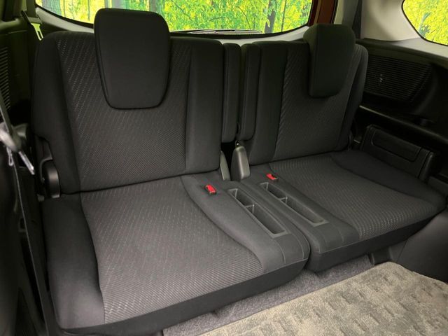 3列目シートはもちろん状態良好☆大人でもゆったりと座って頂けますので、大人数でのお出かけもラクラクです♪ご家族で、気の知れた仲間で、ドライブに行くのが楽しみですね♪