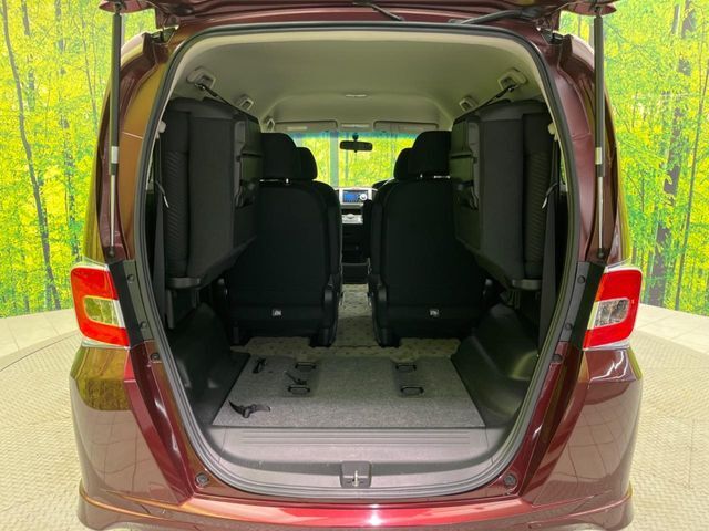 後席を格納すると、これだけの広さが！シーンに合わせたシートアレンジで、大きな荷物も積むことが出来ます♪