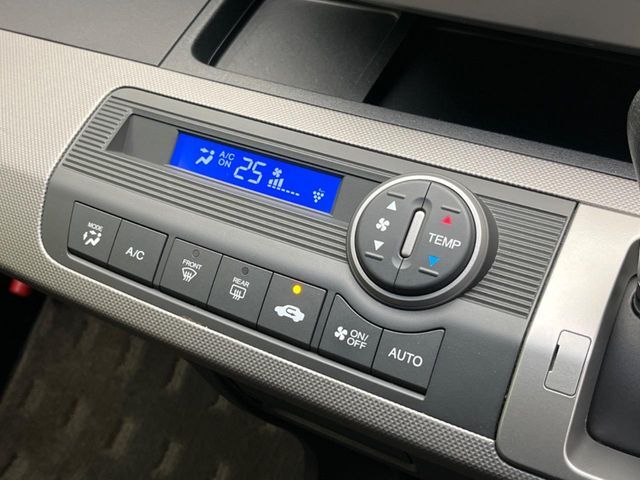 【オートエアコン】一度お好みの温度に設定すれば、車内の温度を検知し風量や温度を自動で調整。暑い…寒い…と何度もスイッチ操作をする必要はありません。快適な車内空間には必須の機能ですね♪