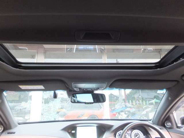 『電動スモークドガラスサンルーフ』　広い開口部で車内の解放感を一段と高めます。後方が持ち上がり、車内の換気などに便利なチルトアップ機構付。