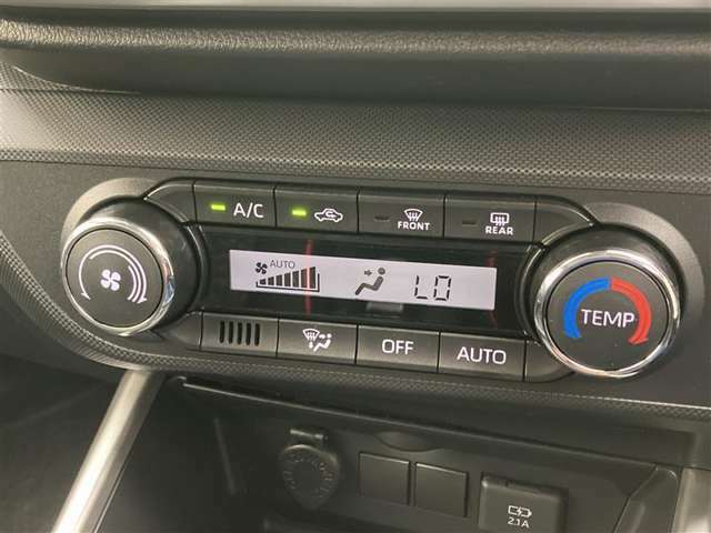 オートエアコンは温度を設定するだけで、自動で風量などを設定してくれます。運転しながら操作も必要ないので、安全性も向上します。