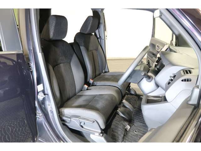 フロントシートはベンチシートタイプ♪　センターには格納式アームレストも付いています！！室内空間は広々で移動も楽々です♪狭い駐車空間など助手席ドアから出たい時にも大変便利ですよ♪