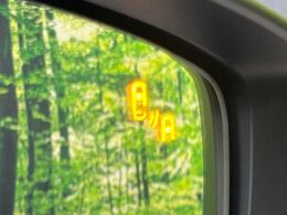 【ブラインドスポットモニタリング】走行中、ドアミラーの死角になりやすい箇所に後続車が接近するとサイドミラー付近に警告を表示、ドライバーに注意喚起をしてくれます。