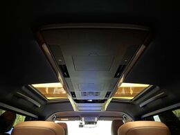 【大型サンルーフ】車内の解放感が一気に上がる大型のパノラマルーフ！季節を問わず開放的で快適なドライブをお楽しみいただけます。流通量も少なく希少価値の高い人気の装備です♪