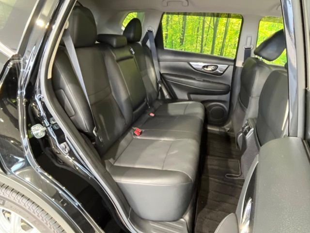 後部座席も気になるようなキズ・汚れやへたり等、大きなダメージはなく、良好な状態です。