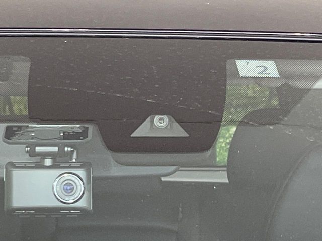 【エマージェンシーブレーキ】走行中に前方の車両等を認識し、衝突しそうな時は警報とブレーキで衝突回避と被害軽減をアシスト。より安全にドライブをお楽しみいただけます。