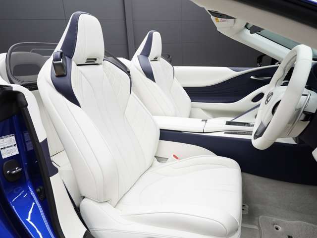 【ホワイトインテリア】本革シートにベンチレーターも装着♪夏場はシートエアコン、冬場はシートヒーター、ステアリングヒーターを利用し、快適にドライブを楽しんで頂けます！