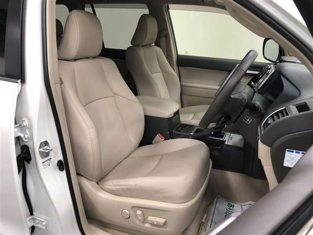 質感の良さを感じる本革シート！快適温熱シートとなっており、負担のかかりやすい肩や腰、冷えやすい下肢を効果的に温めてくれます。