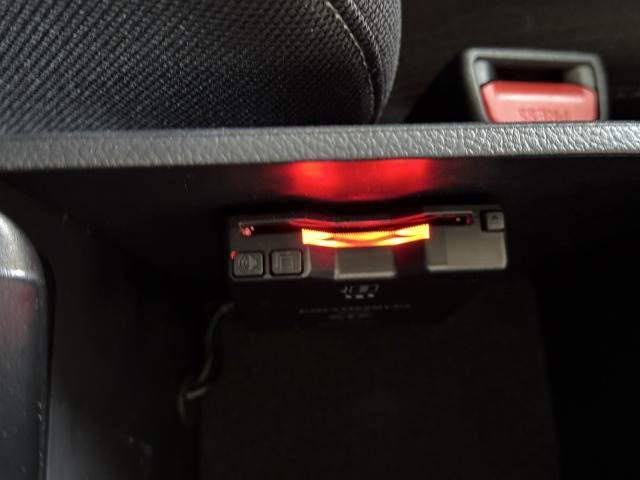 【ETC車載器】を装備しておりますので、ご納車直後からの遠距離ドライブも可能です。土日の利用料金の割引や、朝夕の通行料金を割引料金にて高速道路をご利用いただけます。