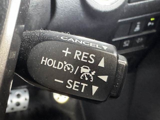 【レーダークルーズコントロール】装備車両です。レーダーやカメラを使って前を走る車両の状況を検知して速度を調整してくれます。遠距離ドライブの高速道路等で大活躍で疲労軽減に役立ちます。