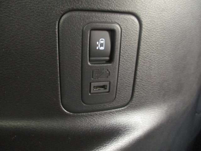 サードシート左側オートスライドドア開閉スイッチ＆USB電源端子