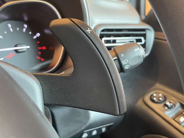 輸入車ディーラー採用のドライブレコーダーも選べます。万が一の事故の際のお守りとしていかがでしょうか？その他様々なオプションをご用意しております。