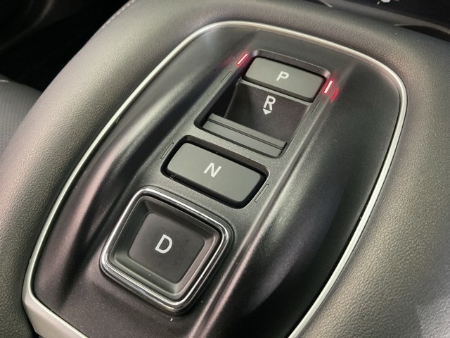 指先のわずかな動きで直感的なシフト操作が可能。エレクトリックギアセレクター